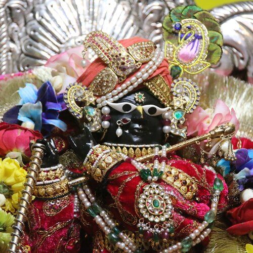 Temples Near Banke Bihari Vrindavan – Complete Guide by Shri Radha Raman